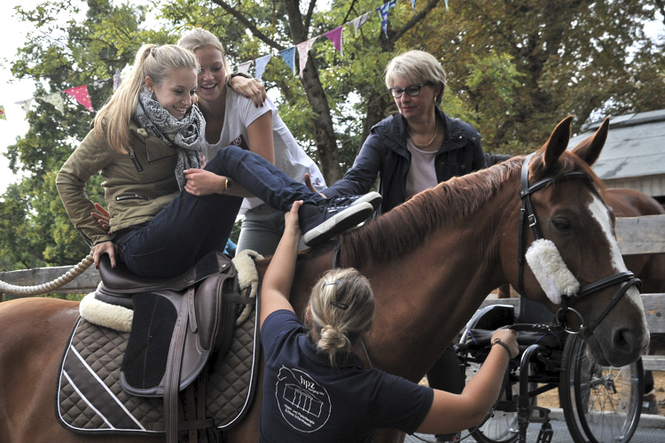 Hippotherapie - Foto: Stefan Oldenburg - Medizin